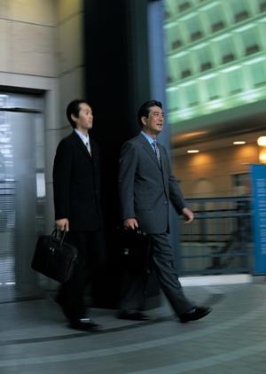 レザー素材の二つ折り財布をお探しなら